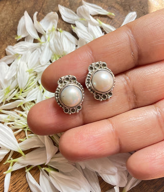 The Sayami Silver Pearl  Earstuds