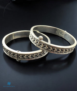 The Yudhvan Silver Antique Openable Bracelet (Oxidised/Size/2.2/2.8)