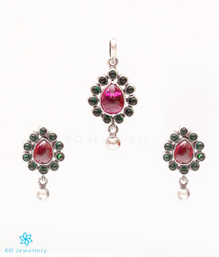 Lightweight pendant set featuring temple jewellery design