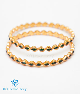 The Eka Silver Kempu Bangle (Green/Size 2.2/2.4/2.8)